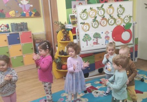 Dzieci tańczą do piosenki "Małe czerwone jabłuszko".